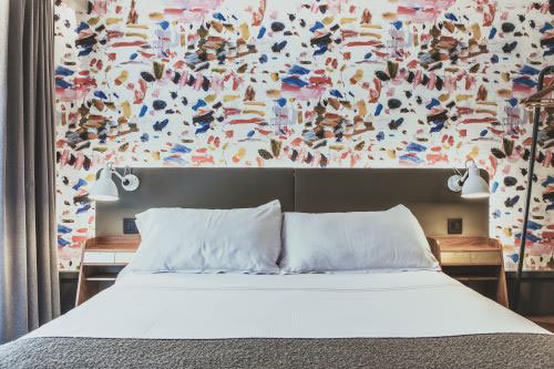 Photo de l'intérieur des chambres de l'hôtel fraichement rénové.